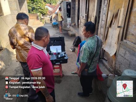 KEGIATAN JEMPUT BOLA PELAYAN ADMINISTRASI KEPENDUDUKAN OLEH DISDUKCAPIL DI DESA JULAH